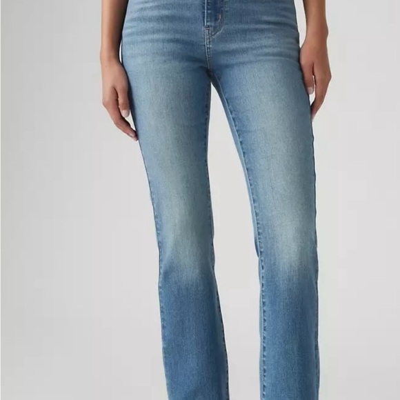 Levis  725 High-Rise Bootcut jeans with a high rise, slim leg and subtle bootcut - Picture 3 of 9